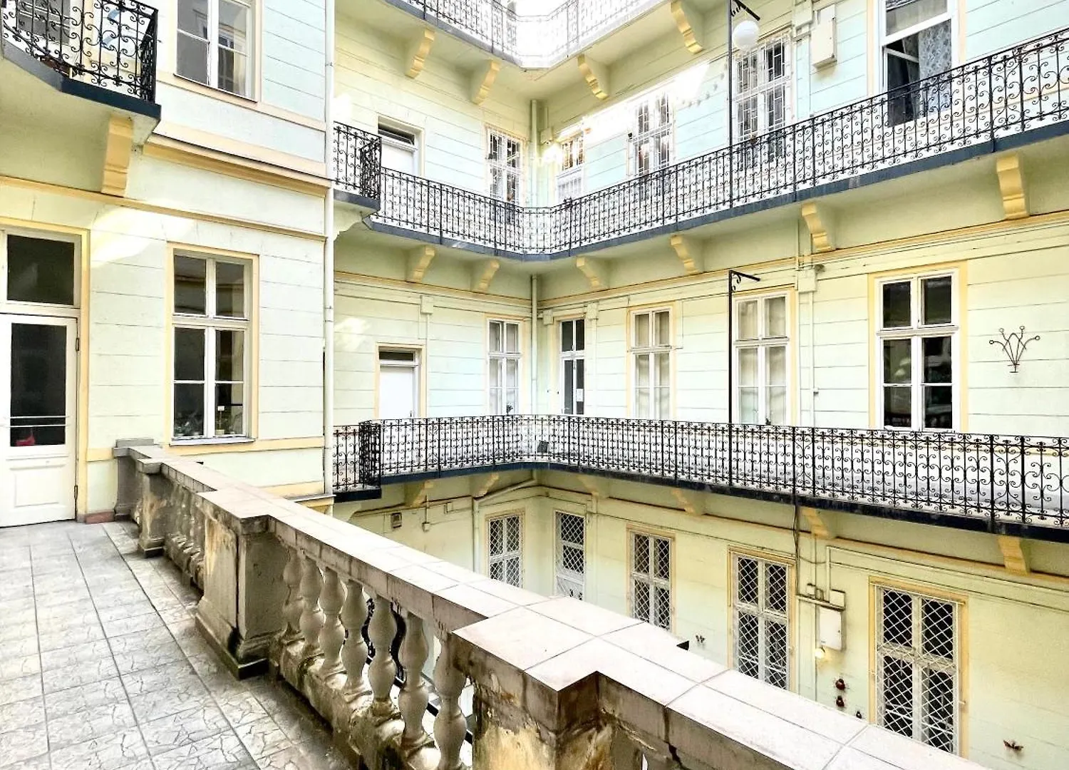 Amazing Swedish 3 Rooms Apartment In The City Center Budapest
