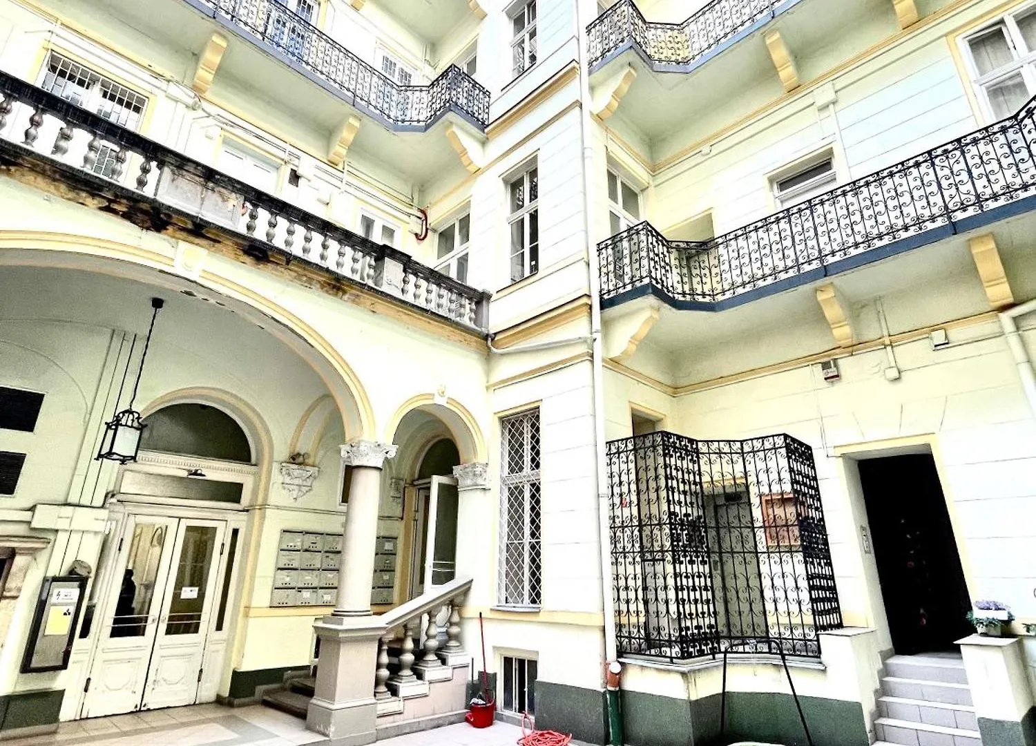 Amazing Swedish 3 Rooms Apartment In The City Center Budapest